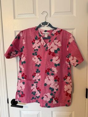 Made in Hawaii Scrub Top Pink Hibiscus Floral Cotton Size Small